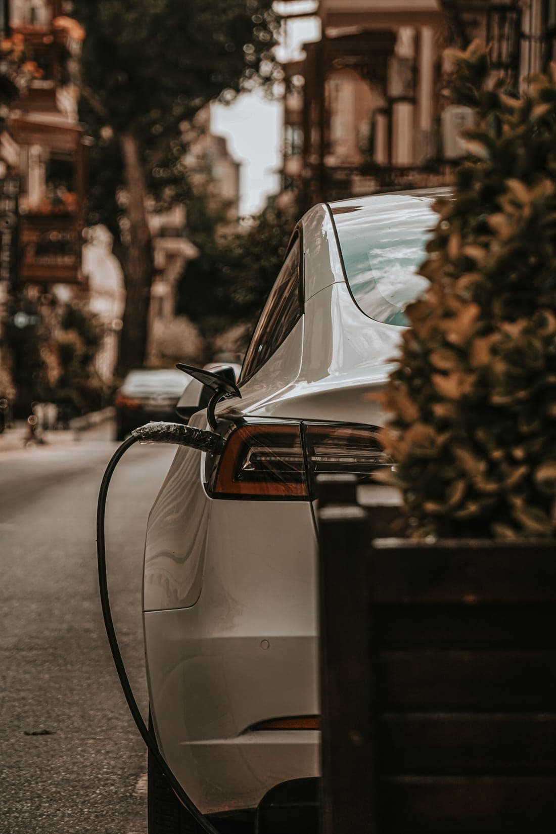 Elektrische auto die oplaadt aan een laadpaal
